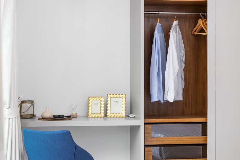 Built-in wardrobe in walnut with integrated desk